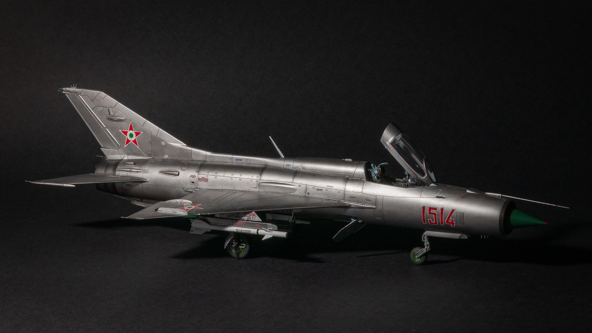 Eduard #8236 1/48 méretarányú MiG-21PF típusú második generációs vadászgép jobb oldalnézete