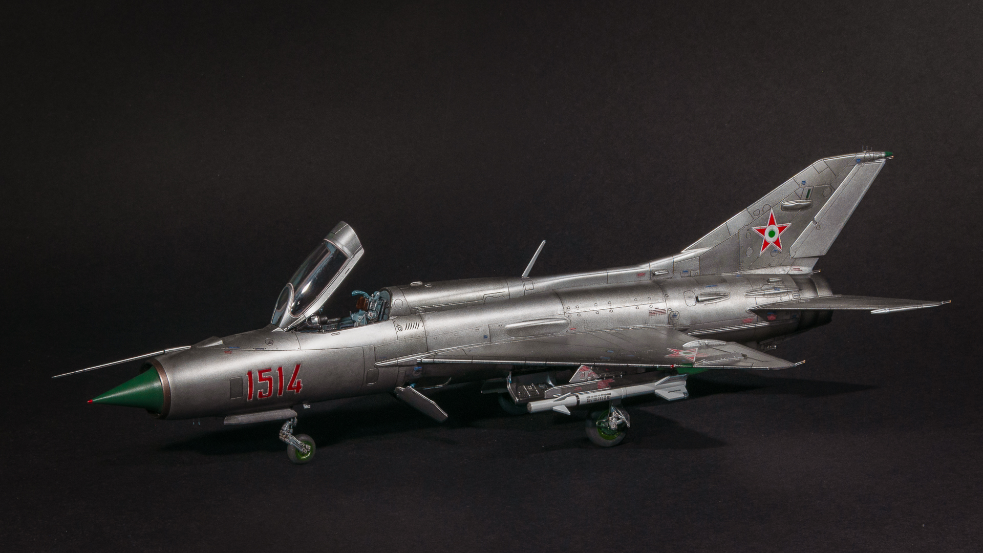 Eduard #8236 1/48 méretarányú MiG-21PF típusú második generációs vadászgép bal oldalnézete